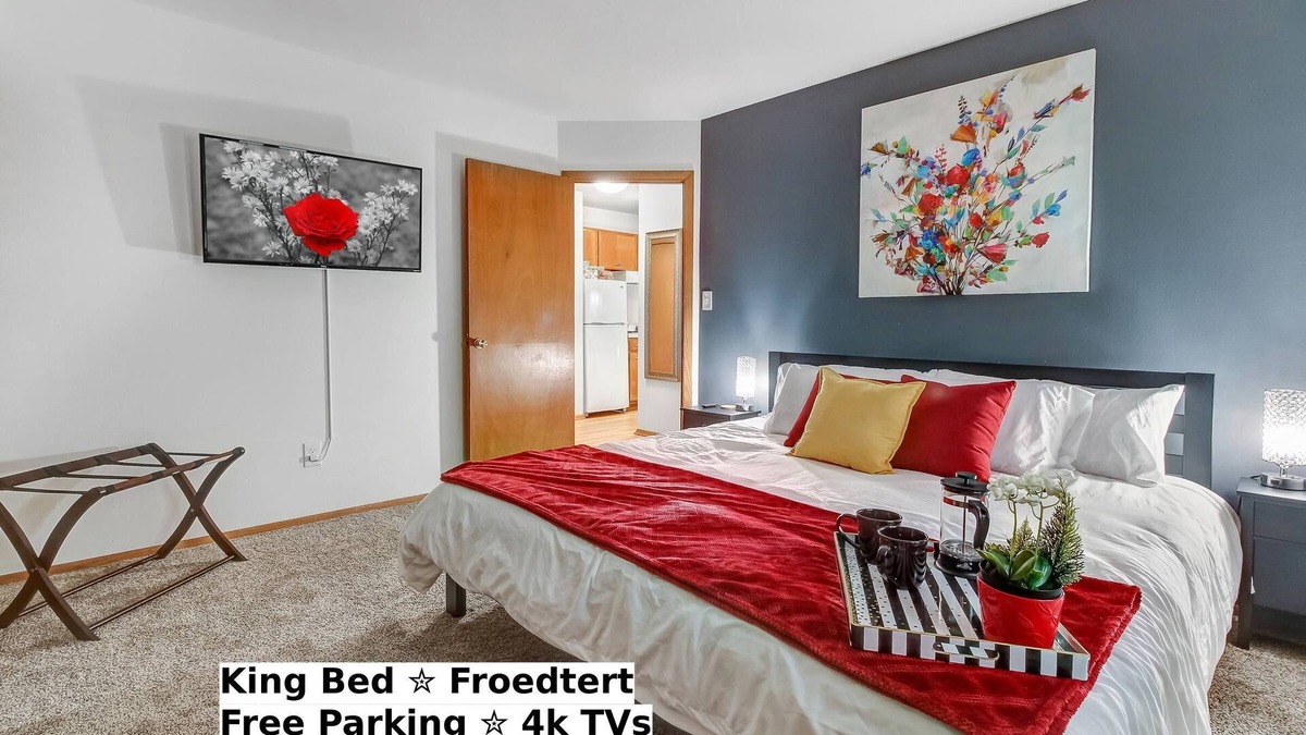 Wauwatosa Apartment | Near Froedtert - King Bed - Fast WiFi - Underground Parking