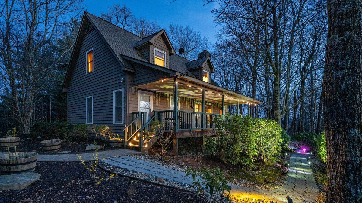 Scaly Mountain House | Near Highlands: 36-Acre Scaly Mountain Lodge
