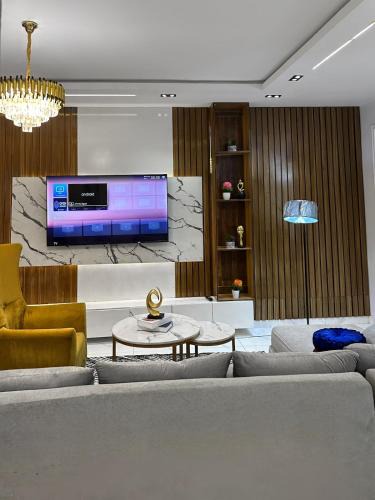 Epetu House | Near Lakowe Golf and Lekki FTZ Minutes From Awoyaya with Constant Power, Wi-Fi, Gym by Crystal Stays