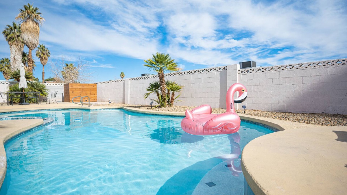 Paradise House | Near Las Vegas Strip House w/ beautiful Pool, Jacuzzi, BBQ, large TVs