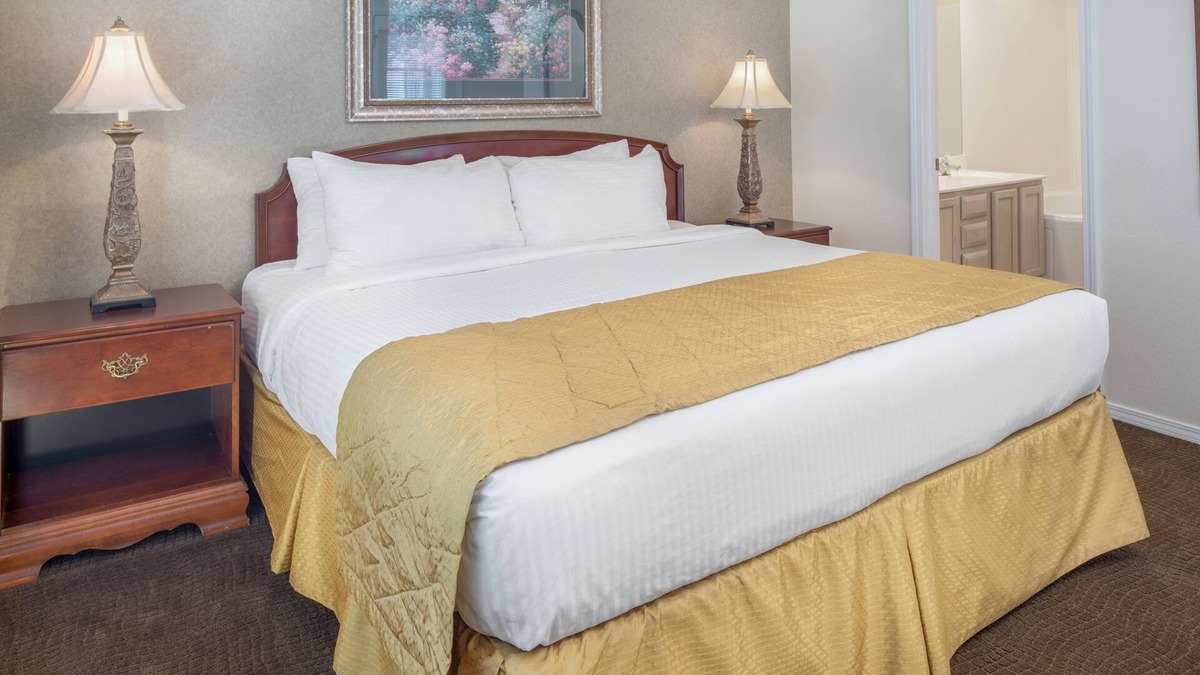 Table Rock Hotel | Near Mickey Gilley Theatre! Kitchen, Kayaking, Pool, Water Skiing