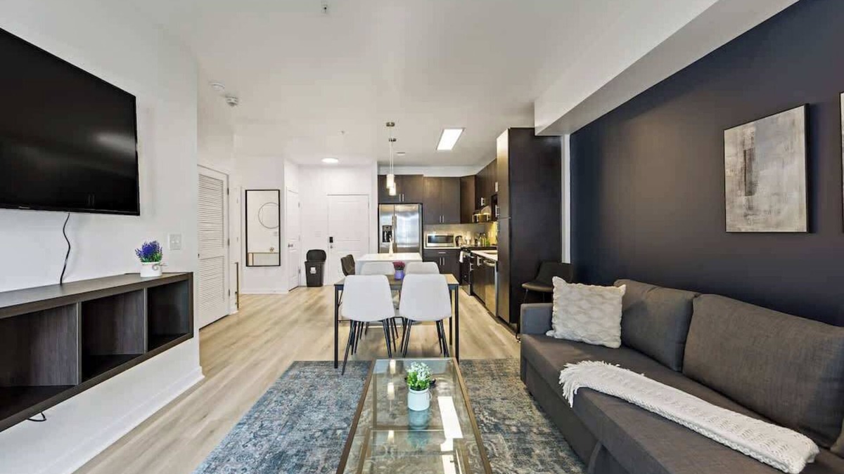 Cherry Apartment | Near QUC Campus | Pool,Gym,W/D,Balcony,Parking