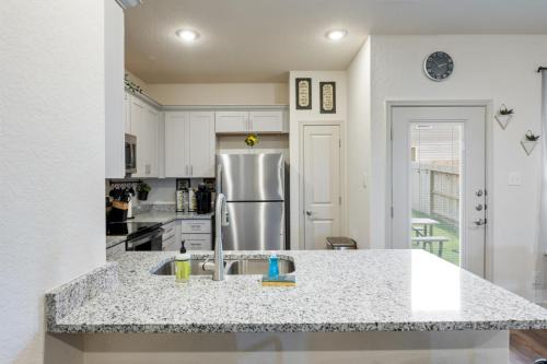 San Antonio House | Near Seaworld Smart TVs Backyard Dining Pet Friendly