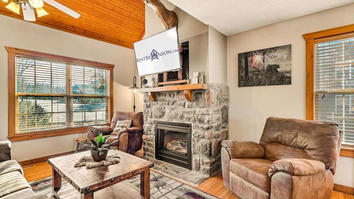 Reeds Spring Cabin | Near Silver Dollar City & Entertainment with Free Tickets-Romantic Getaway-Golf Course On Site