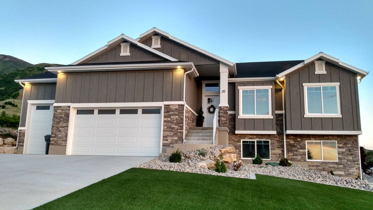 Perry House | Near Ski Resorts n-Stunning Sunsetsn- Hottubn- Fireplace over tubn-Air hocky