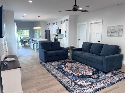 Foley House | Near Sports Complex OWA beaches shopping restaurants mini golf Central to all the fun Foley has to offer King bed