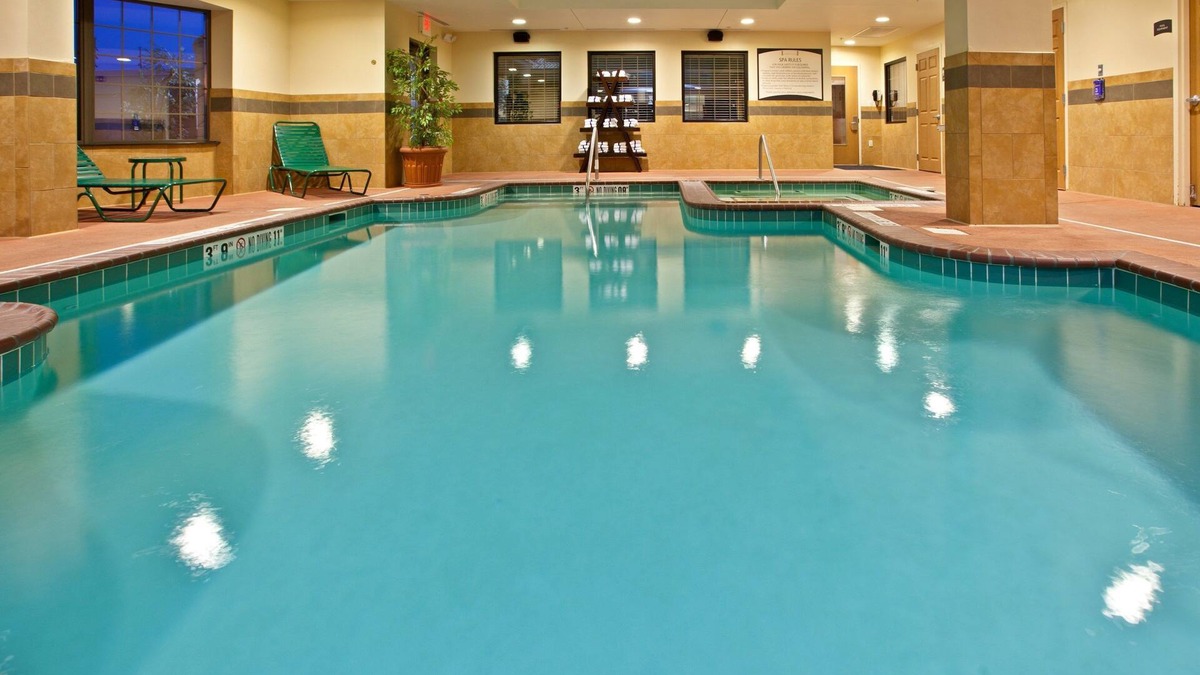 Downtown Indianapolis Condo | Near the Airport! Free Breakfast + Pool + Gym