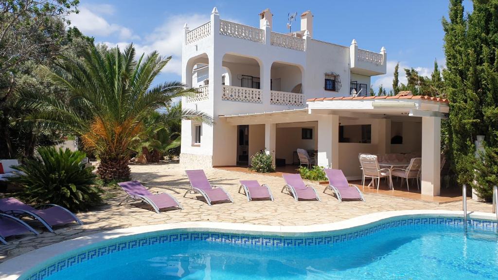 Les Tres Cales Villa | Near the beach, 8 bedrooms, sleeps 22, Jacuzzi, Full AC, BBQ, 2 kitchens, 2 dishwashers, fast internet, ping pong, cars not necessary