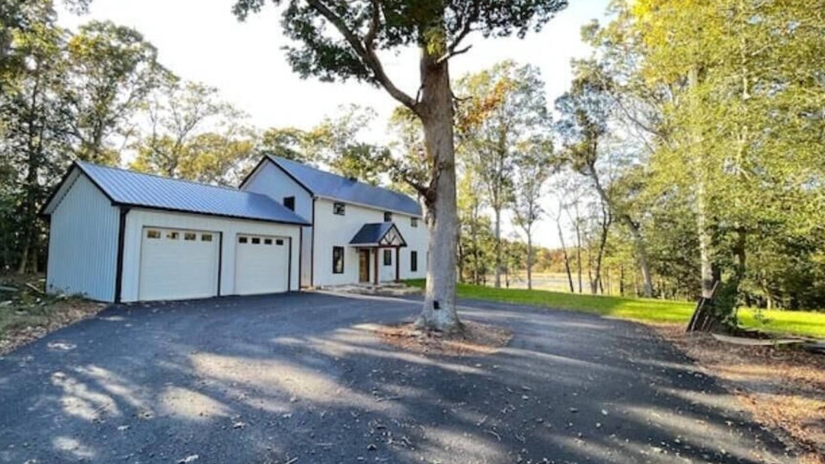 Lincoln House | Near the beaches and the DE TURF, a newly built, secluded home with a water view