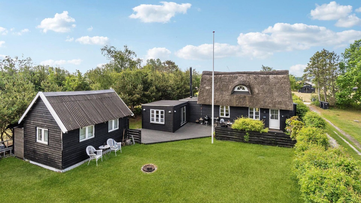 Nordstrand House | Near the famous palm beach in Frederikshavn welcomes you this lovely thatched house with beautiful w