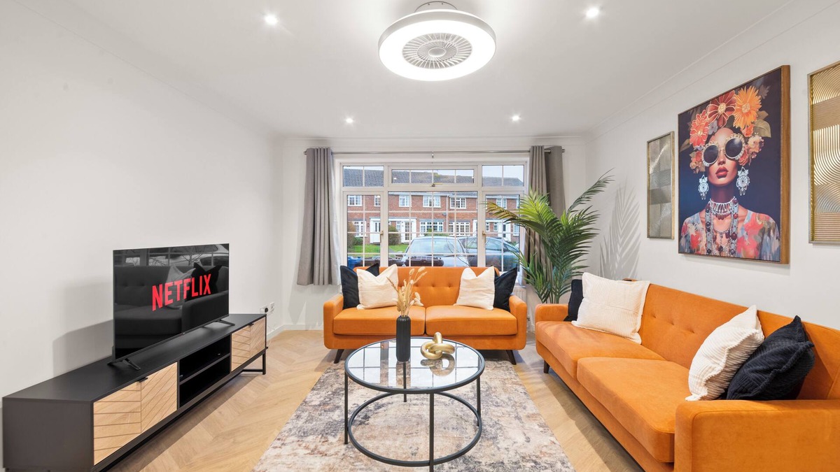 Bray on Thames Apartment | Near Town Centre, Big Patio, Free Parking Sleeps 8