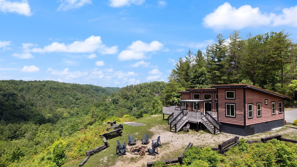 Campton Cabin | Nearly 360 degree Mountain View! Private setting, Big Hot Tub, Wi-Fi, Gas Grill