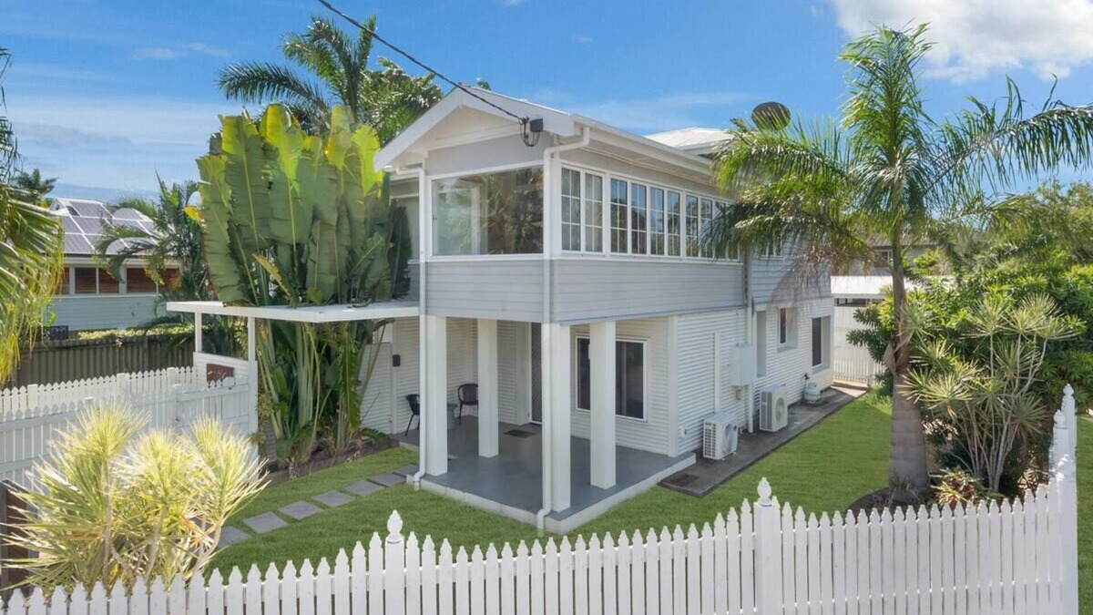 Hermit Park Apartment | Neat and Tidy DS studio - Sturges St. U3