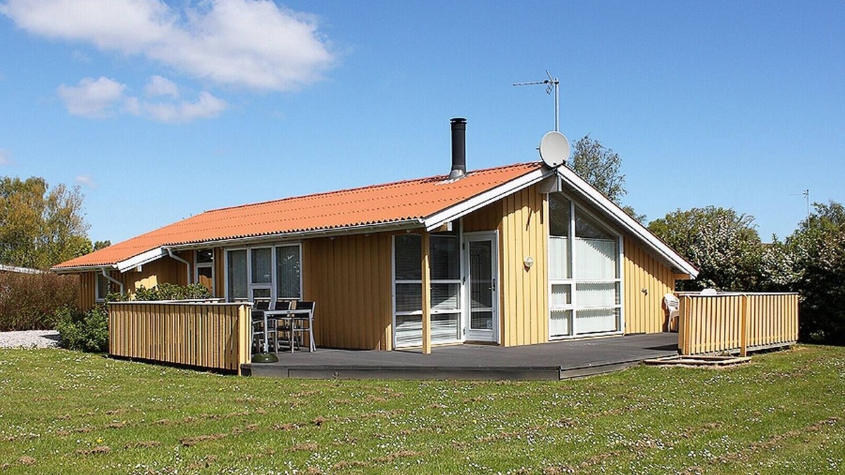 Skovmose House | Neat wooden house on lawn, with whirlpool, sauna, oven and wifi