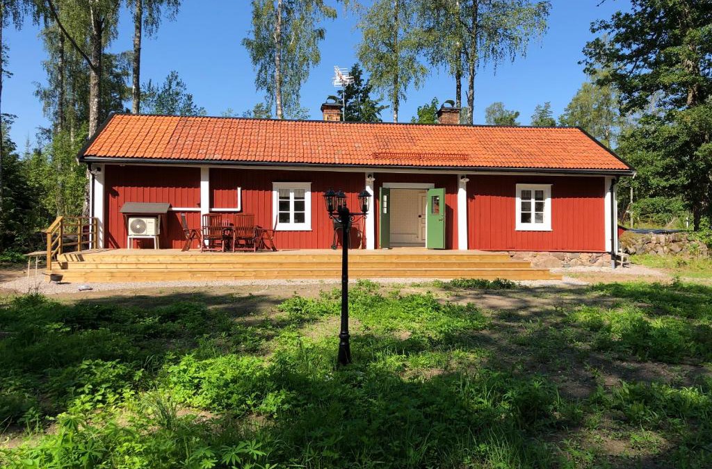 Edsbro Villa | Nedanby | Cottage | Idyllic location | Porch | Grill