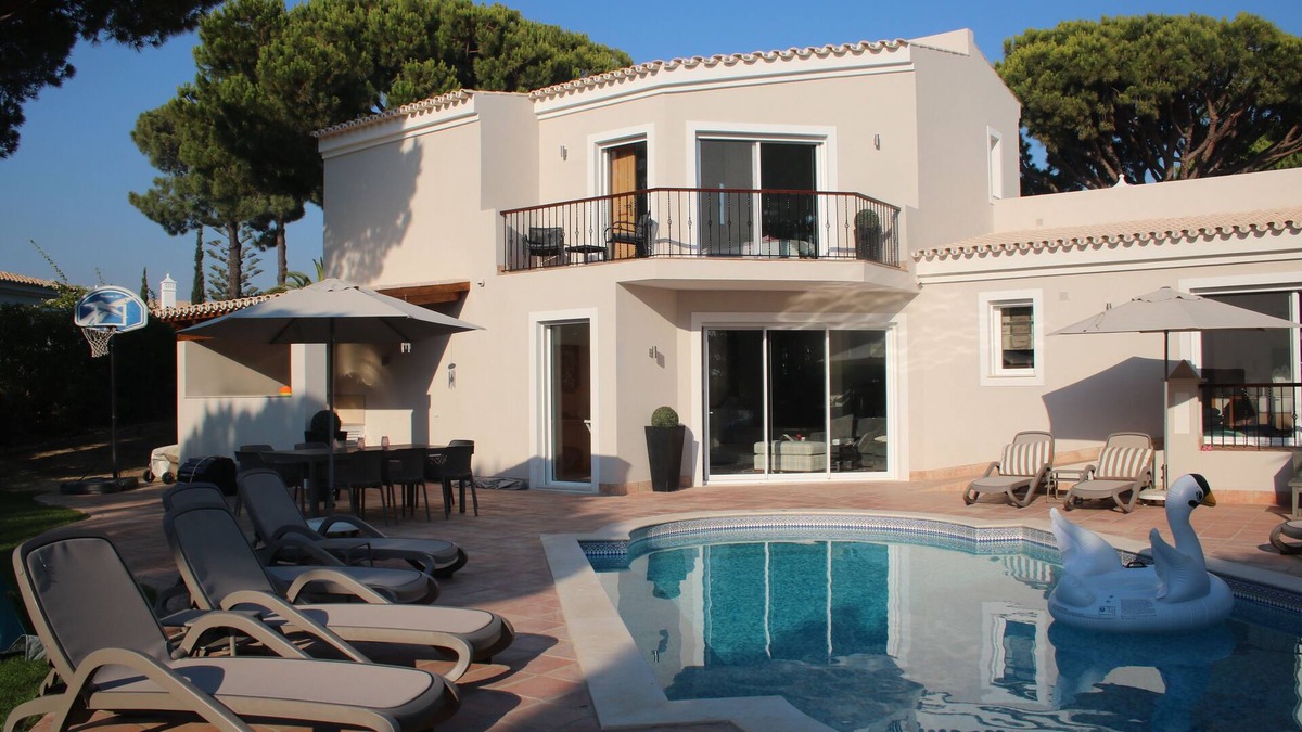 Vale do Garrao Villa | Need some Autumn sunshine? Enquire now! Perfect for multi-generation holidays