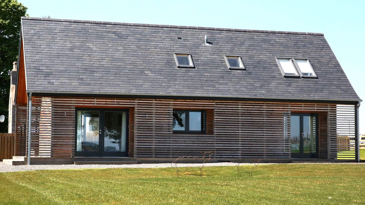 Inverurie Cottage | NEF-STEDI, family friendly, with hot tub in Inverurie