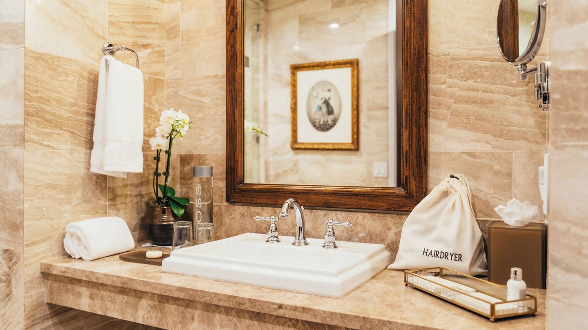 Lower Pacific Heights Hotel | Neighbourgood Sutter Mansion