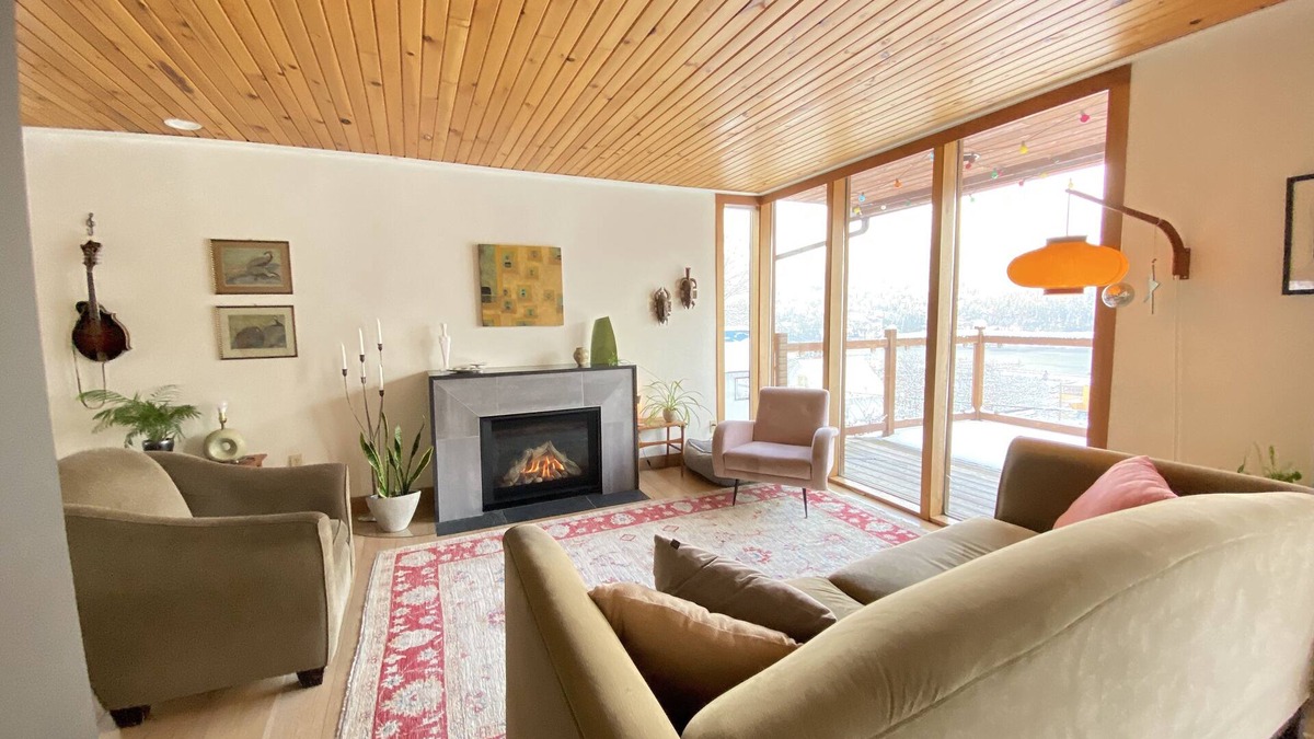 Nelson House | Nelson Lake and Mountain View
