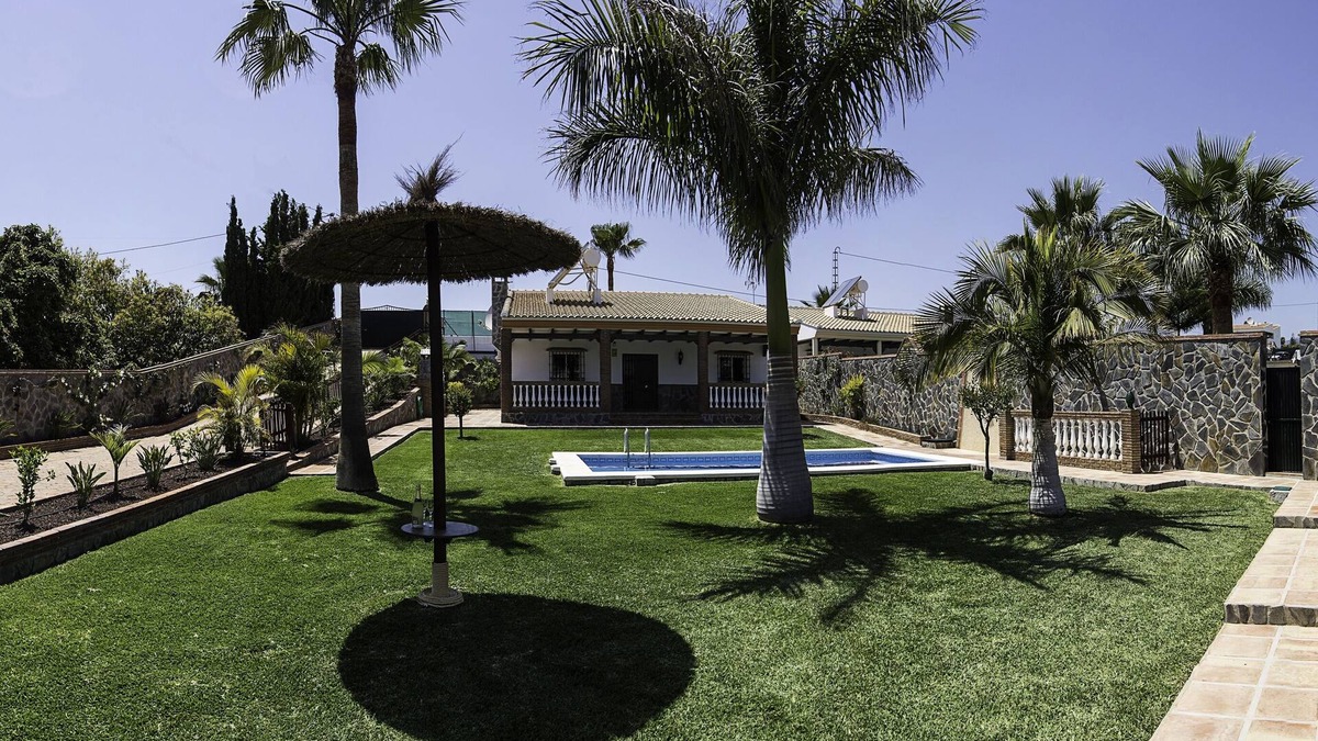 Frigiliana Villa | Nerja: VILLA WITH PRIVATE SWIMMING POOL AND GARDENS