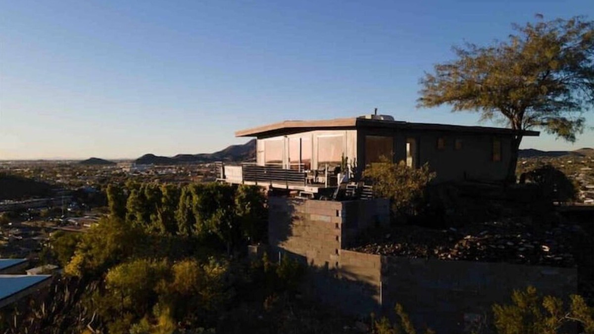 North Mountain House | "Nest" 360degree views of Phx -friends couples Decks Hot Tub