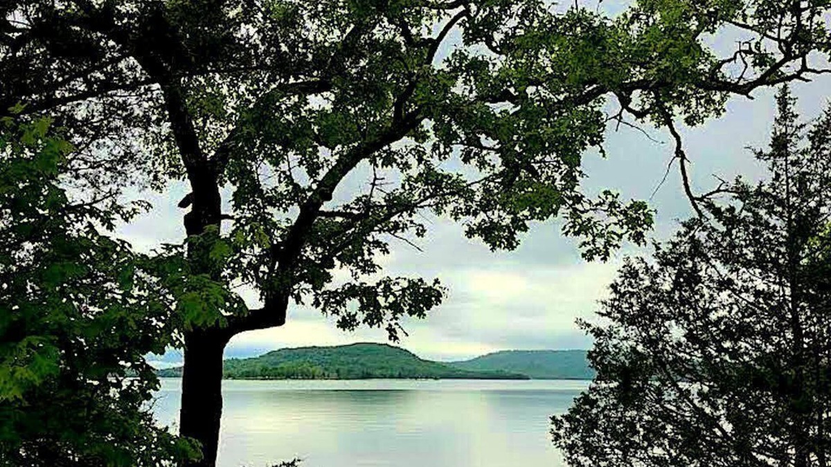 Sylvan Shores House | Nestle Inn Cottage, Lovely One Level Lake Cottage with Treehouse Feel