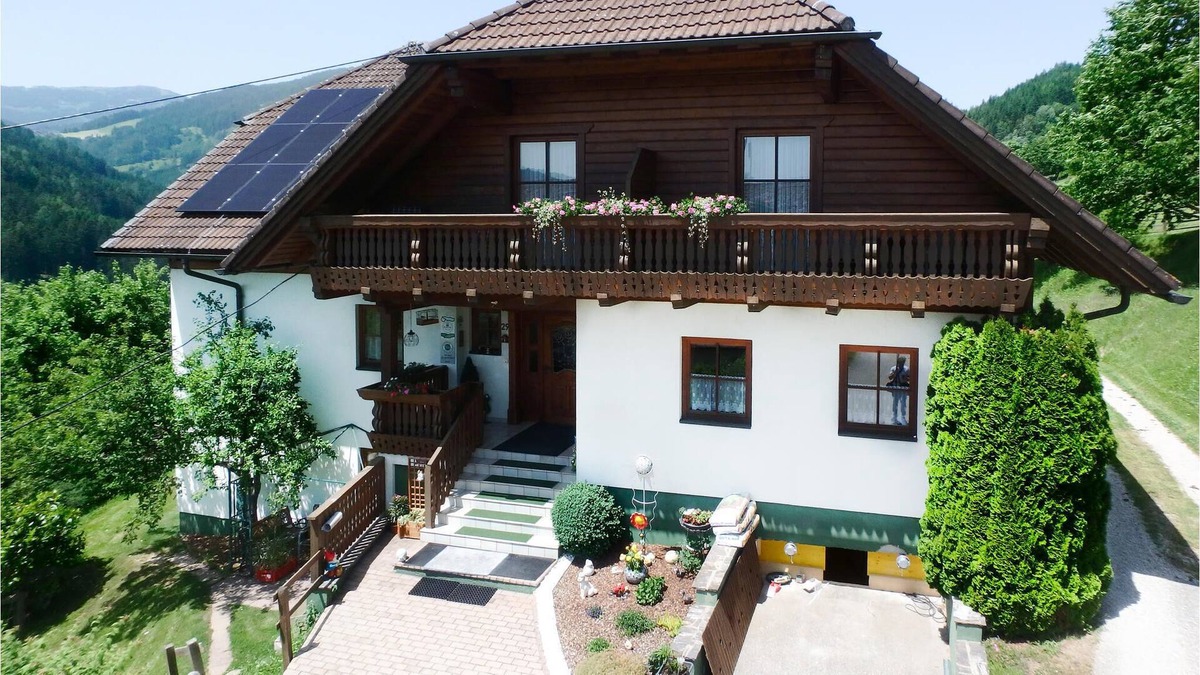 Kliening Apartment | Nestled in a landscape of forests, alpine meadows and mountains, these two vacation apartments (AKA1