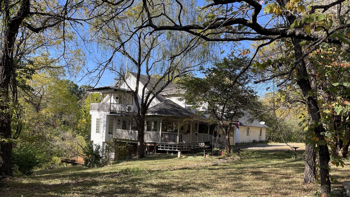 Lecompton House | Nestled in a wooded 40-acre lot 25 min to State Capitol and KU and12 min to I 70