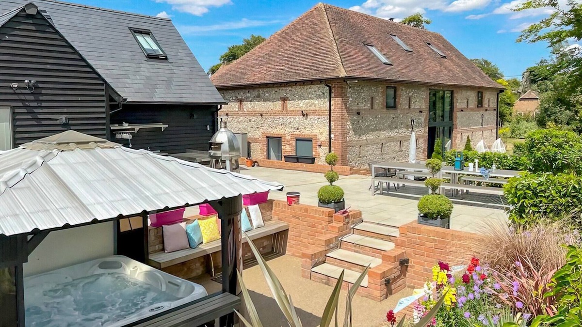 Etchinghill Cottage | Nestled in idyllic Kent countryside, this beautiful Grade II listed, flint-and-brick barn has been t