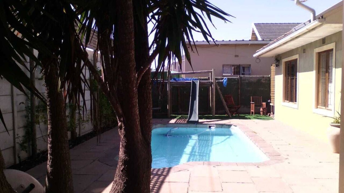 Fish Hoek House | Nestled Mountainside with Oceanview