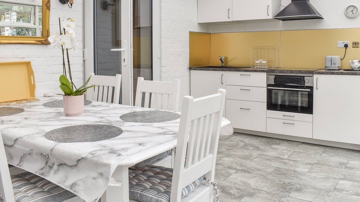 Lower Swanwick Cottage | Nether Oslands is just steps away from the River Hamble making it a perfect spot for kayaks, paddleb