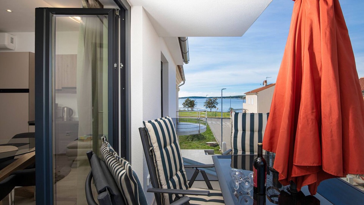 Medulin Apartment | Neues, Modernes Ferienhaus, Direkt am Meer, nur 30m vom Strand Entfernt