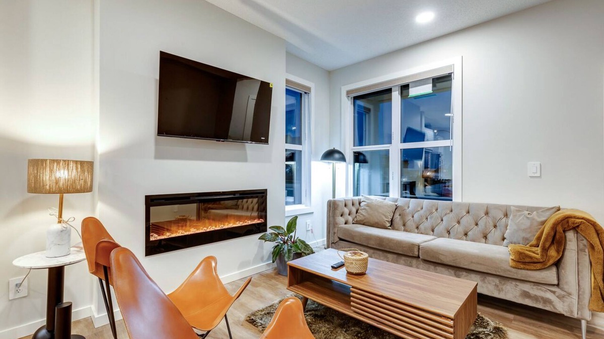 Calgary House | Neutral Living/6beds/4Bedroom+Bonus Room/Free Parking on Premises
