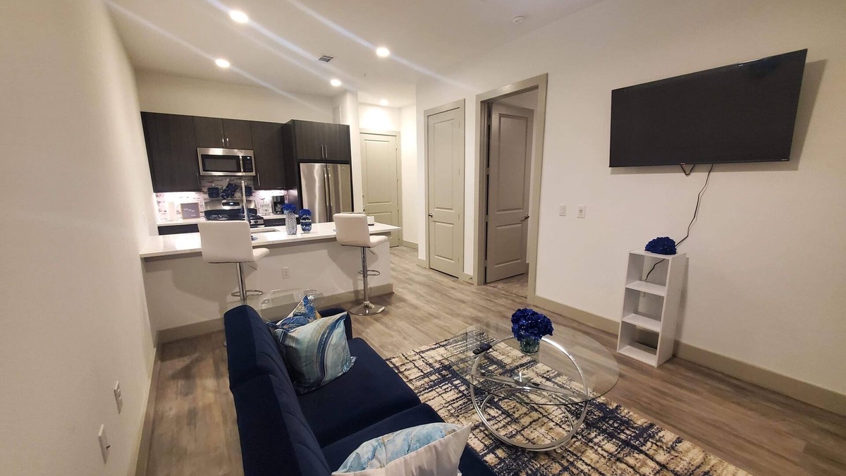 Washington Ave./ Memorial Park Apartment | *NEW* 1|BDRM APT |POOL VIEWl -MINUTES FROM GALLERIA