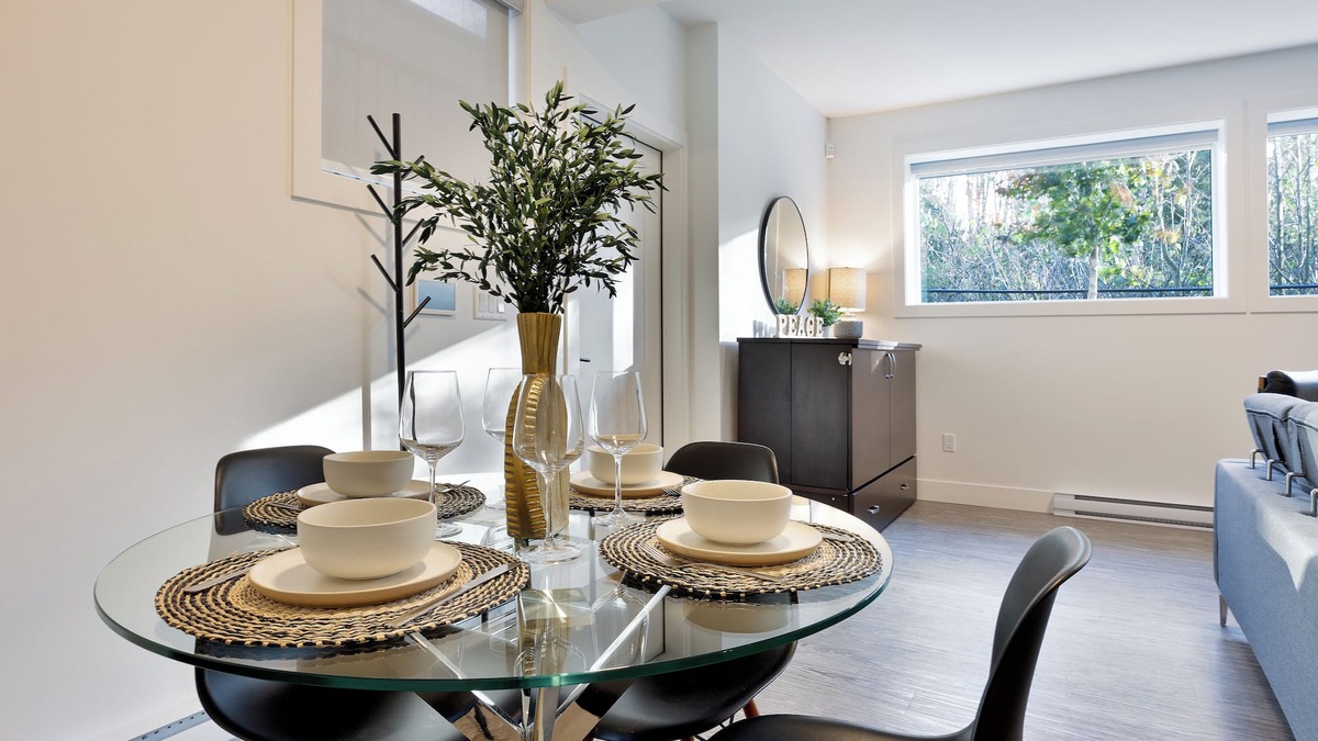 Surrey House | New 1 Bed/1 Bath King Suite 3 min from beach