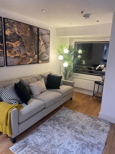Fairfield Apartment | New 1 Bed Apartment 12 mins to Central London and Gatwick Airport