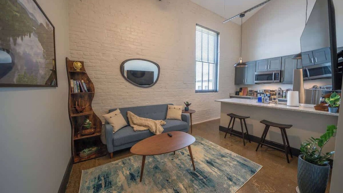 Buchanan Apartment | New 1 Bedroom Apartment: Brewery| River| Downtown