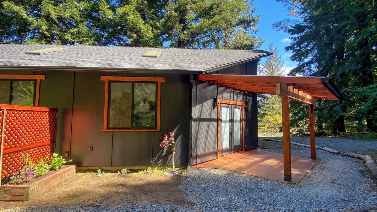 Pacific House | New 1 bedroom house. Country setting yet close to town!