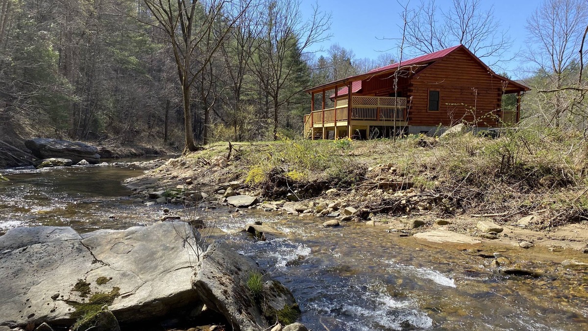Deep Gap Cabin | New 2/2 Log Cabin, Rushing Trout Stream, Hot Tub, Fireplace, 8 acres, WiFi