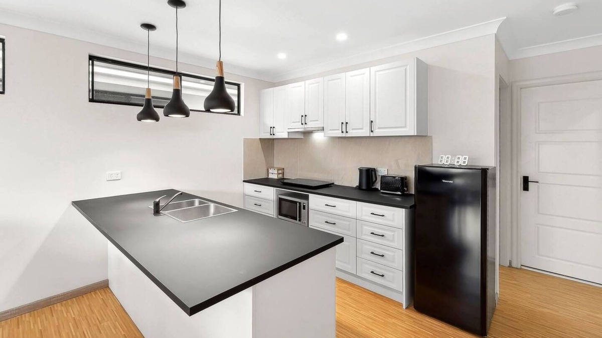 Mooroobool Apartment | NEW 2 BEDROOM APARTMENT IN INNER-CITY SUBURBn