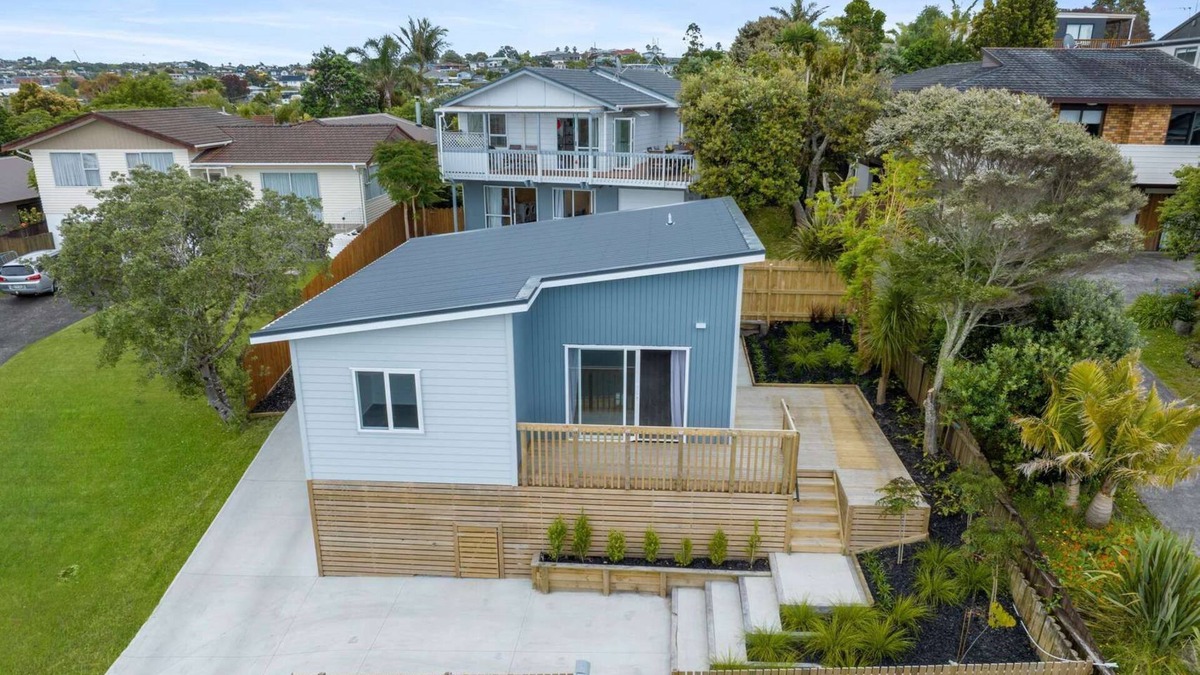 Red Beach House | New 2 bedroom house 900m from beach