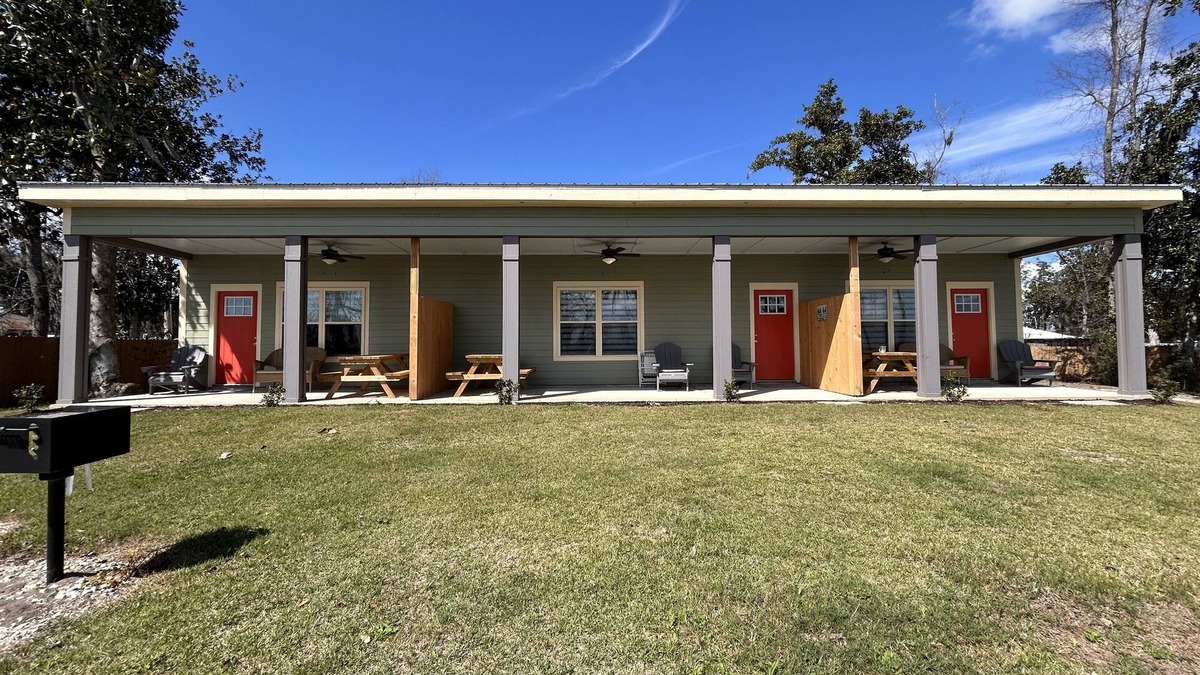 Southport Cottage | New 2023 Deer Point Lake House with Kayaks, EV Charger, & Dock - Dog Friendly