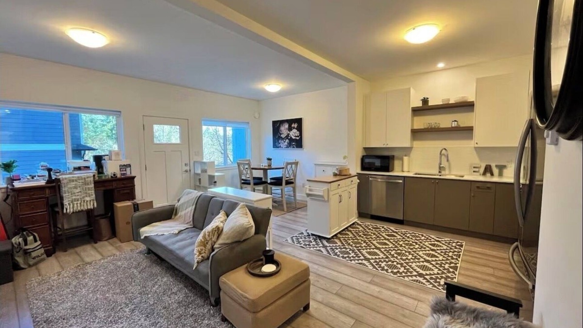 Langford House | NEW 2BR Victoria Suite: Family, Pet, Work-Friendly