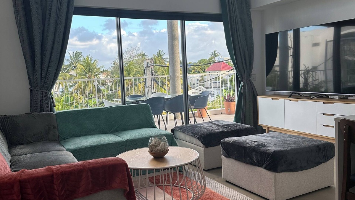 Pointe aux Canonniers Apartment | New 3-bedroom apartment with swimming pool, on the seafront.