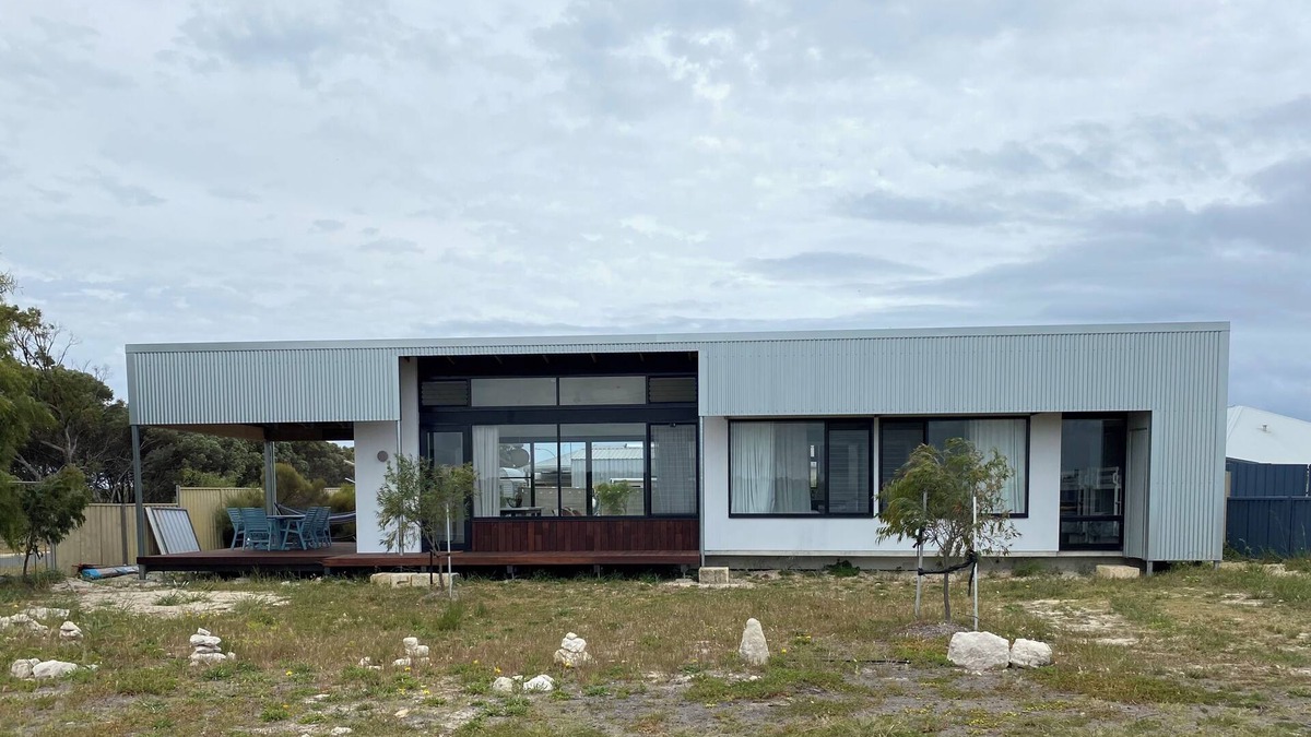 Lancelin House | New 3-bedroom house with 270 degree bush/dune views, WiFi and AC in Lancelin