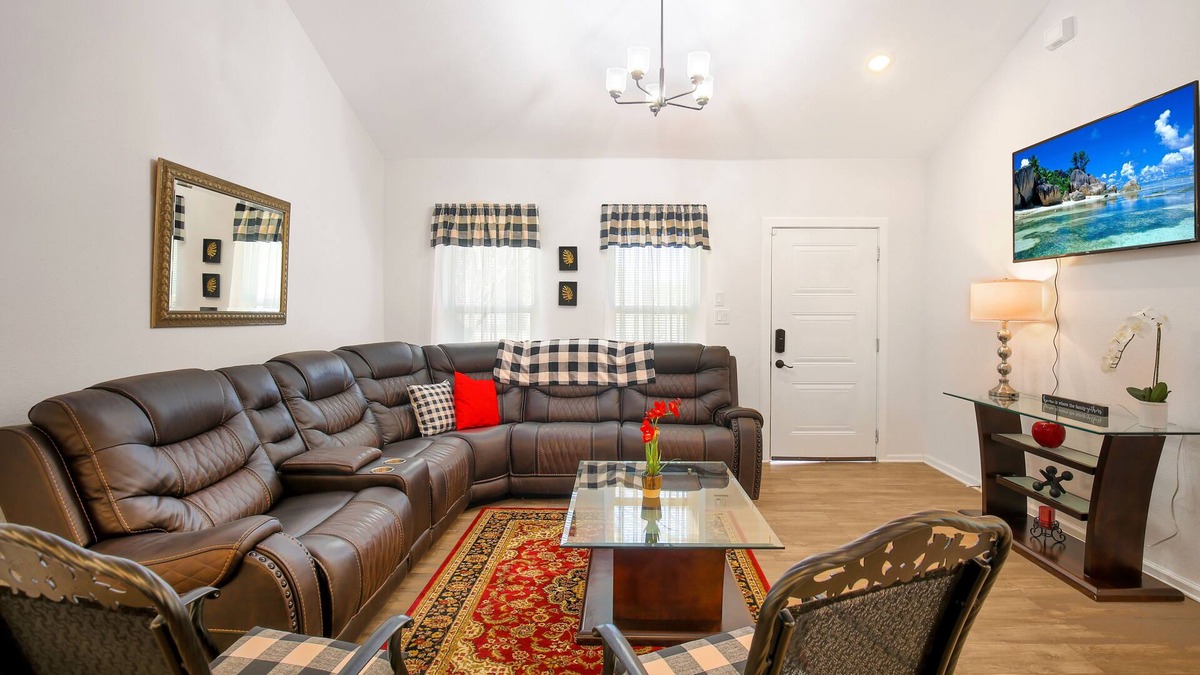Harlandale House | NEW! 3BD 2BA Family & Pet-Friendly W/D Large Rooms