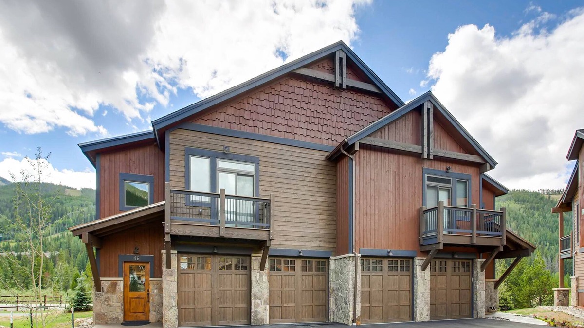 River Run House | New 3Bdr Luxury Home/Sleeps 10 w fireplace & mountain views by RedAwning