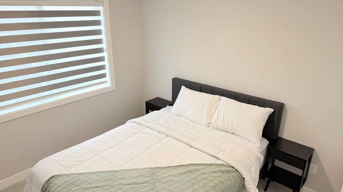 Chestermere House | New 3BR home near Calgary & Banff