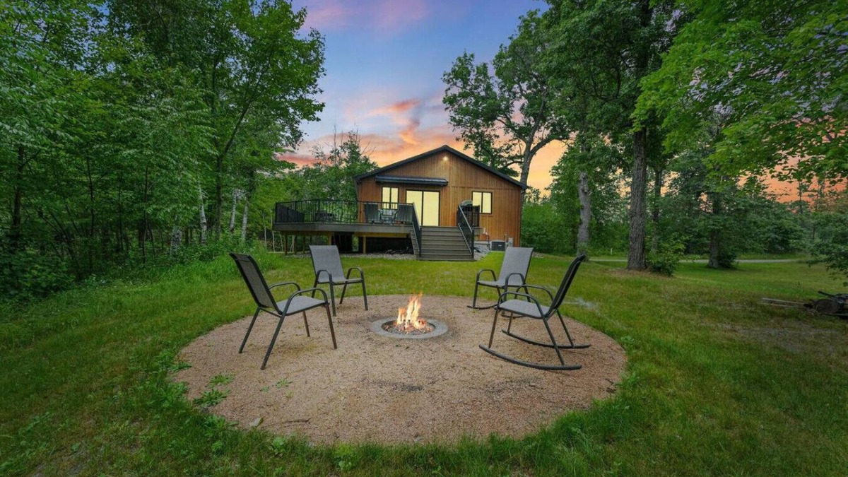 Athelstane House | New! 3BR Sleeps 10! Firepit!