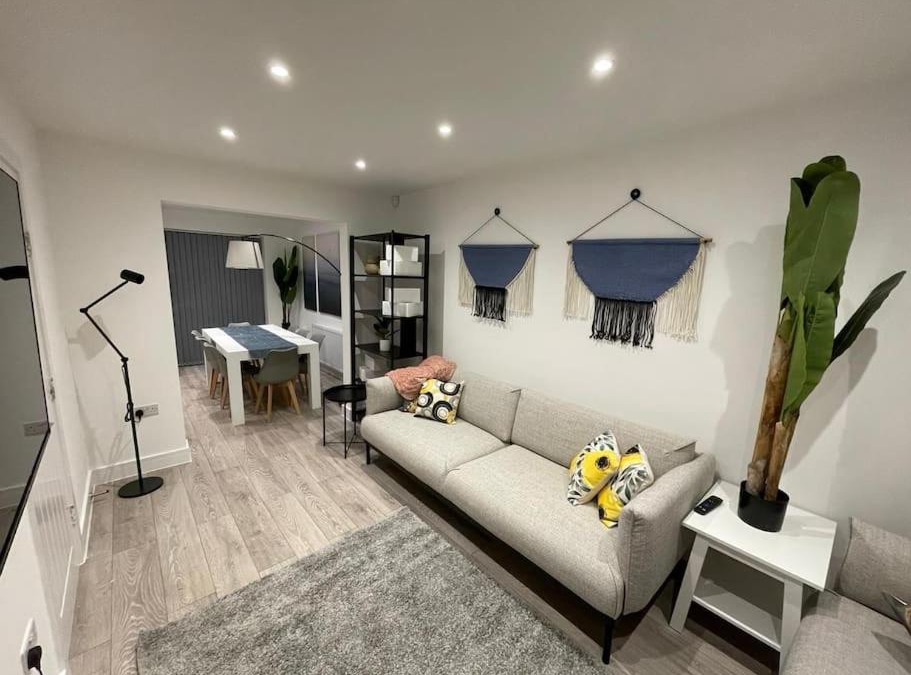 Manchester House | New 4 bedrm house! Parking. 10min to City/Etihad